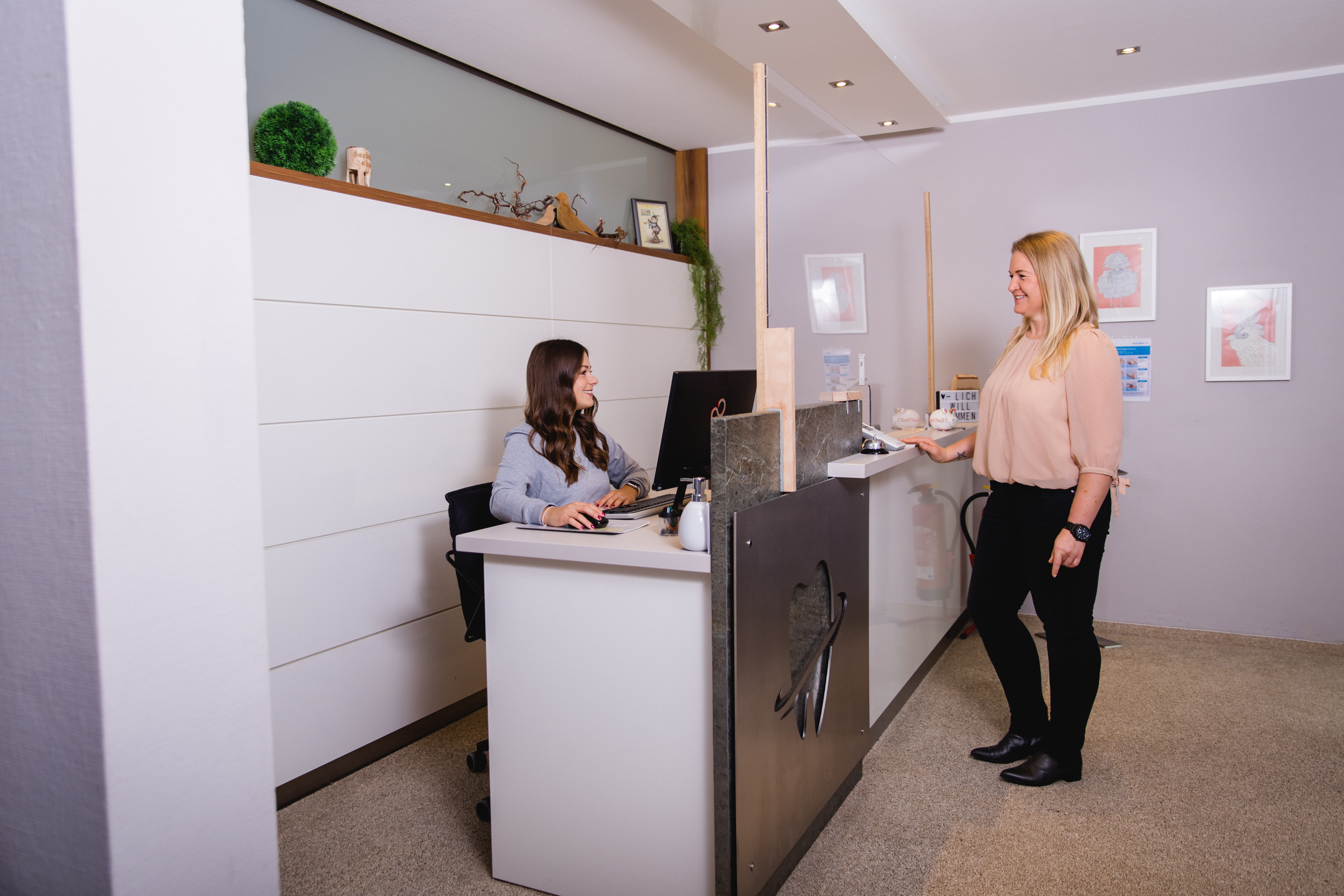 Wartebereich der Zahnarztpraxis